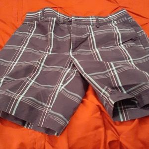 Men's cargo shorts by Greg Norman size 32